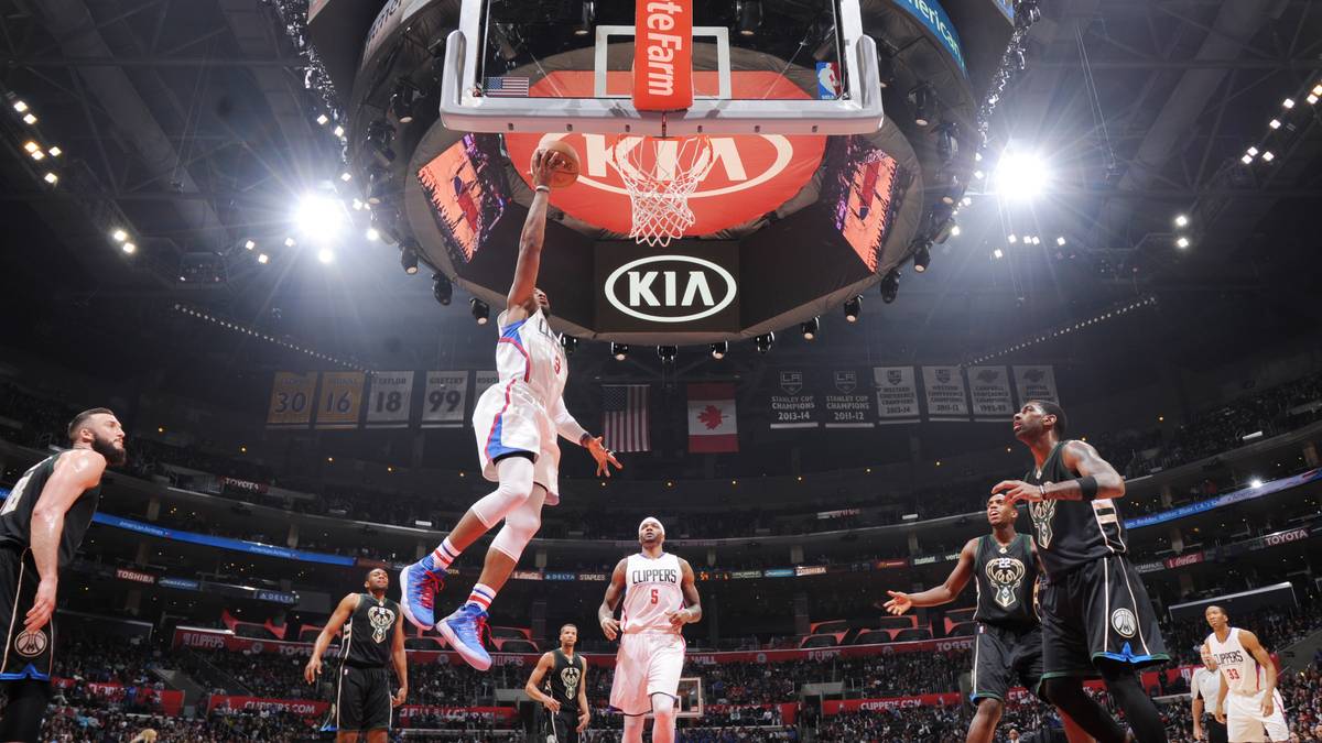 Hereinspaziert in die große, weite NBA-Welt. Der 50. Spieltag steht an. Chris Paul von den Los Angeles Clippers lässt sich nicht zweimal bitten und dunkt gleich mal auf spektakuläre Art und Weise. Das schmeckt einem gar nicht, nämlich...