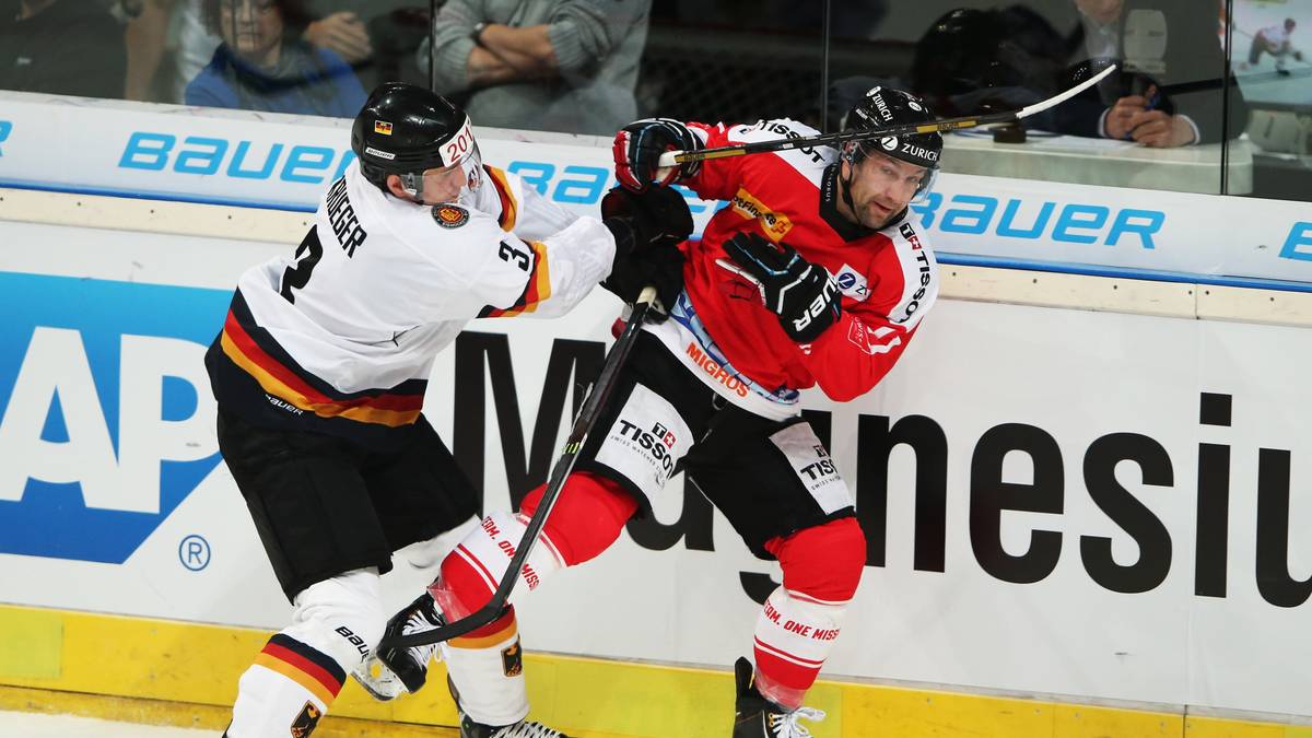 JUSTIN KRUEGER: Der Verteidiger des SC Bern (l.) ist der Sohn des ehemaligen Schweizer Nationaltrainers und NHL-Coaches Ralph Krueger. Der einzige deutsche Nationalspieler, der in der Schweiz sein Geld verdient, ist nicht nur ein begabter Eishockeyspieler. Er absolvierte ein Hochschulstudium in Hotelmanagement, arbeitet an Forschungsprojekten und ist im PR-Bereich tätig