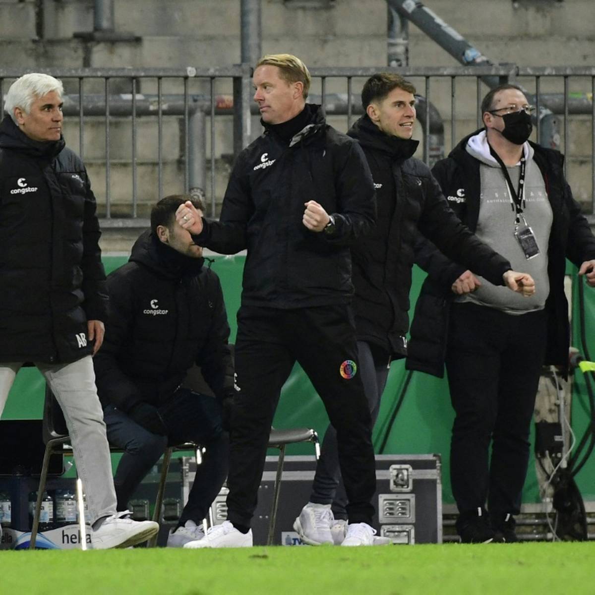 Die Pokalhelden vom FC St. Pauli haben nach der Sensation gegen den gestürzten Titelverteidiger kaum Zeit zu feiern.