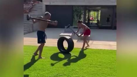 PSG-Coach Luis Enrique hält sich im Urlaub fit - allerdings auf eine sehr skurrile Art und Weise. 