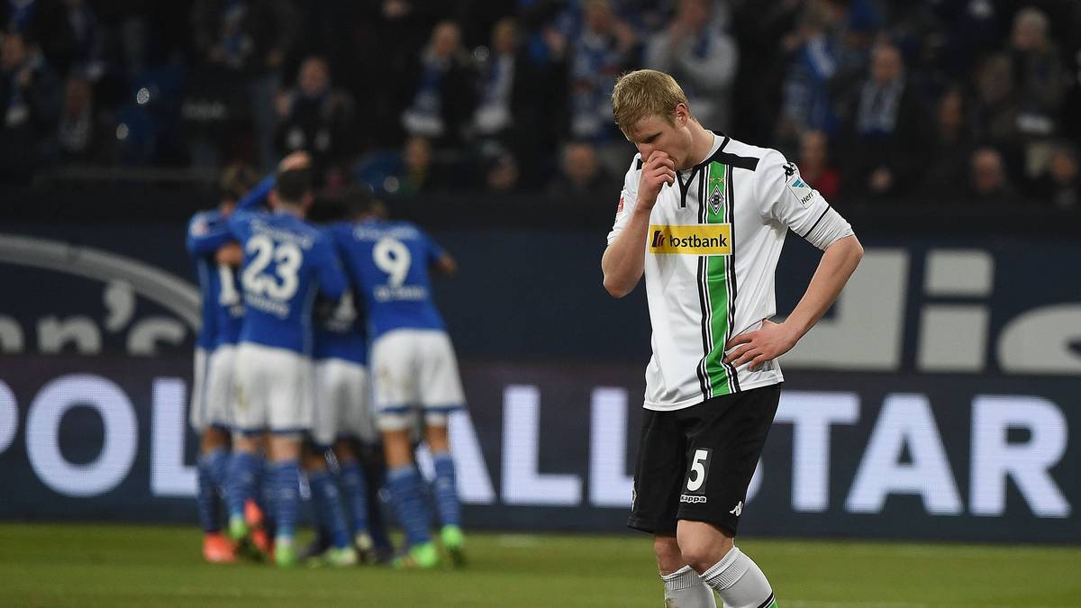 Er ist schon jetzt DER Pechvogel des Spieltags. Gladbachs Innenverteidiger Martin Hinteregger leitet mit einem der kuriosesten Eigentore in der Geschichte der Bundesliga die 1:2-Niederlage der Borussia gegen Schalke 04 ein. SPORT1 zeigt das Billard-Tor in Bildern