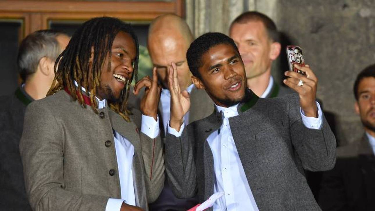 Douglas Costa feiert mit Renato Sanches (l.) die Meisterschaft auf dem Rathaus-Balkon