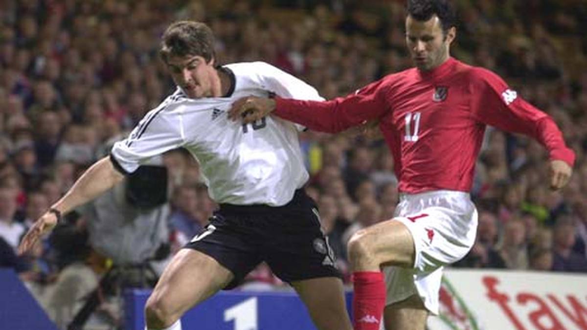 Der große Erfolg bleibt im Nationaltrikot aber aus. Mit Nationen wie Deutschland (hier Sebastian Deisler) kann Wales einfach nicht mithalten