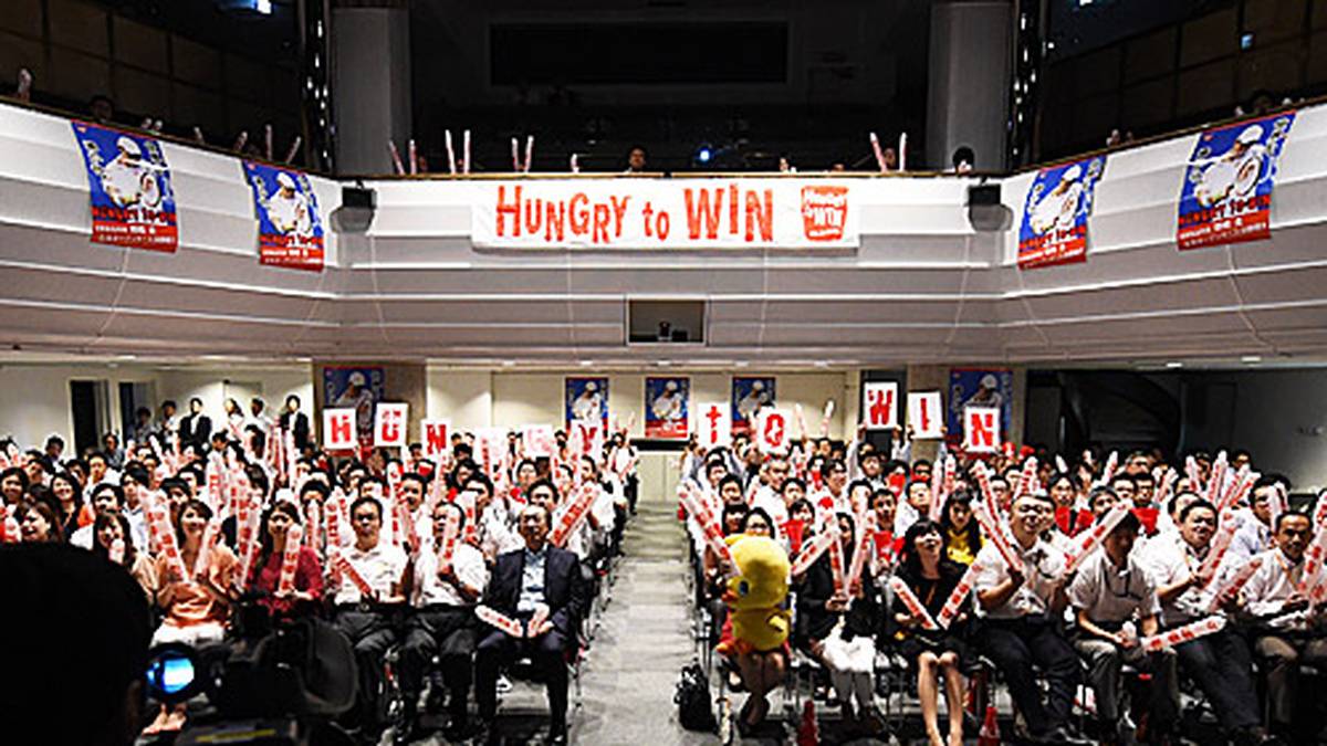 Public Viewing auf japanisch: Die Fans in der Heimat verfolgen das Spiel sehr gesittet und haben auch im zweiten Durchgang wenig Grund, aus sich heraus zu gehen