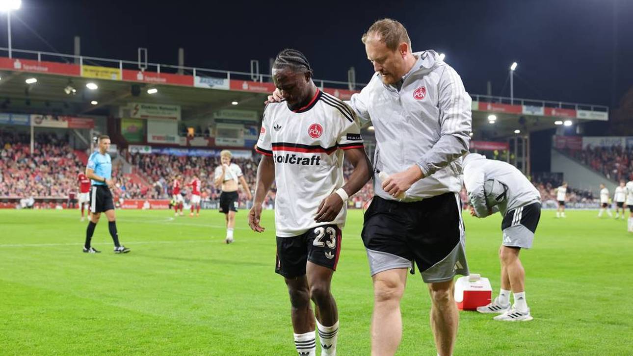 Mohamed Alì Zoma (l.) muss den Platz verlassen