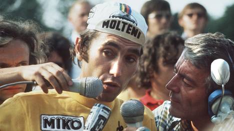 Belgian champion Eddy Merckx answers journalists u Zu seiner Zeit war Eddy Merckx einer der Topfahrer und wurdce mit seinen fünf Tour-Erfolgen zu einem Superstar des Sports