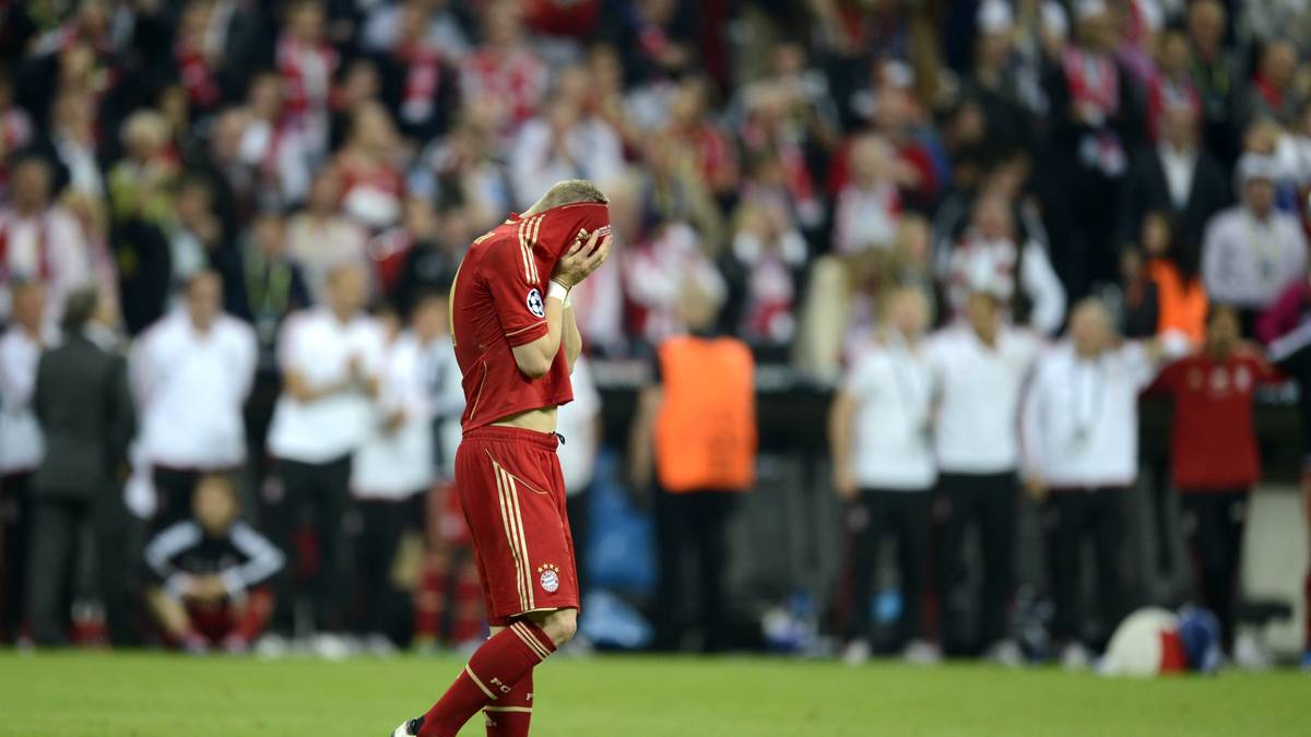 Am Ende rettet sich Chelsea ins Elfmeterschießen. Bastian Schweinsteiger verschießt den entscheidenden Elfmeter. Und das Schreckgespenst Drogba war geboren