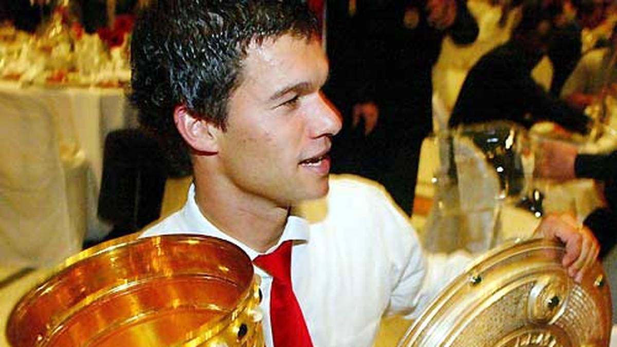 Mit insgesamt 44 Toren in 107 Spielen für den FC Bayern holt er gleich dreimal das "Double"