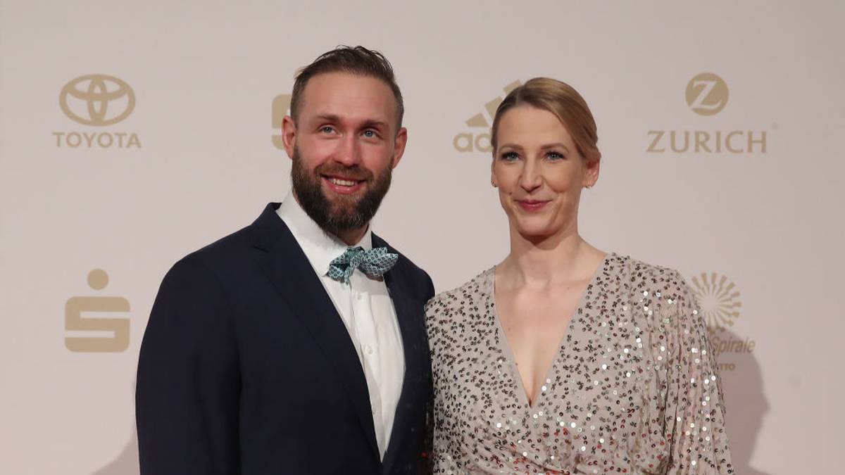 Robert Harting freut sich darüber, alte Weggefährten wieder zu sehen. Seine Frau Julia ist ebenfalls im Kurhaus Baden-Baden dabei