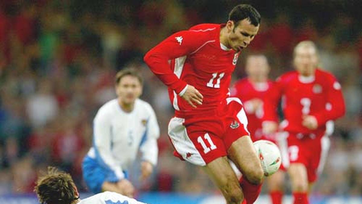 Ganz knapp ging es bei der Quali zur EM 2004 zu: Wales unterliegt in den Playoffs Russland in zwei Spielen mit 0:0 und 0:1 - Giggs verpasst seine letzte Möglichkeit, sich als Weltklassespieler auch bei großen Turnieren mit seinesgleichen messen zu können