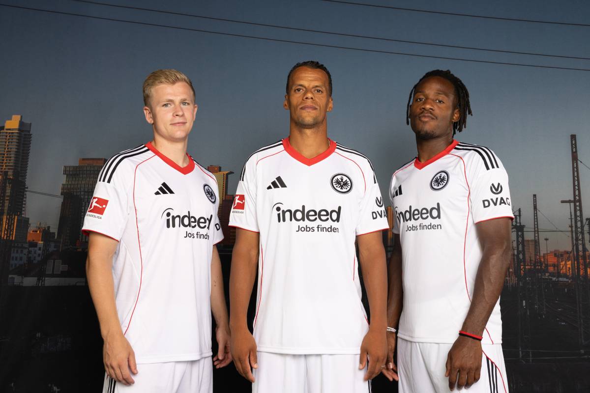 Eintracht Frankfurt hat das neue Auswärtstrikot für die Saison 2025/26 präsentiert. In der kommenden Spielzeit wird der Klub auswärts in Weiß auflaufen, ähnlich wie das Trikot von Real Madrid.