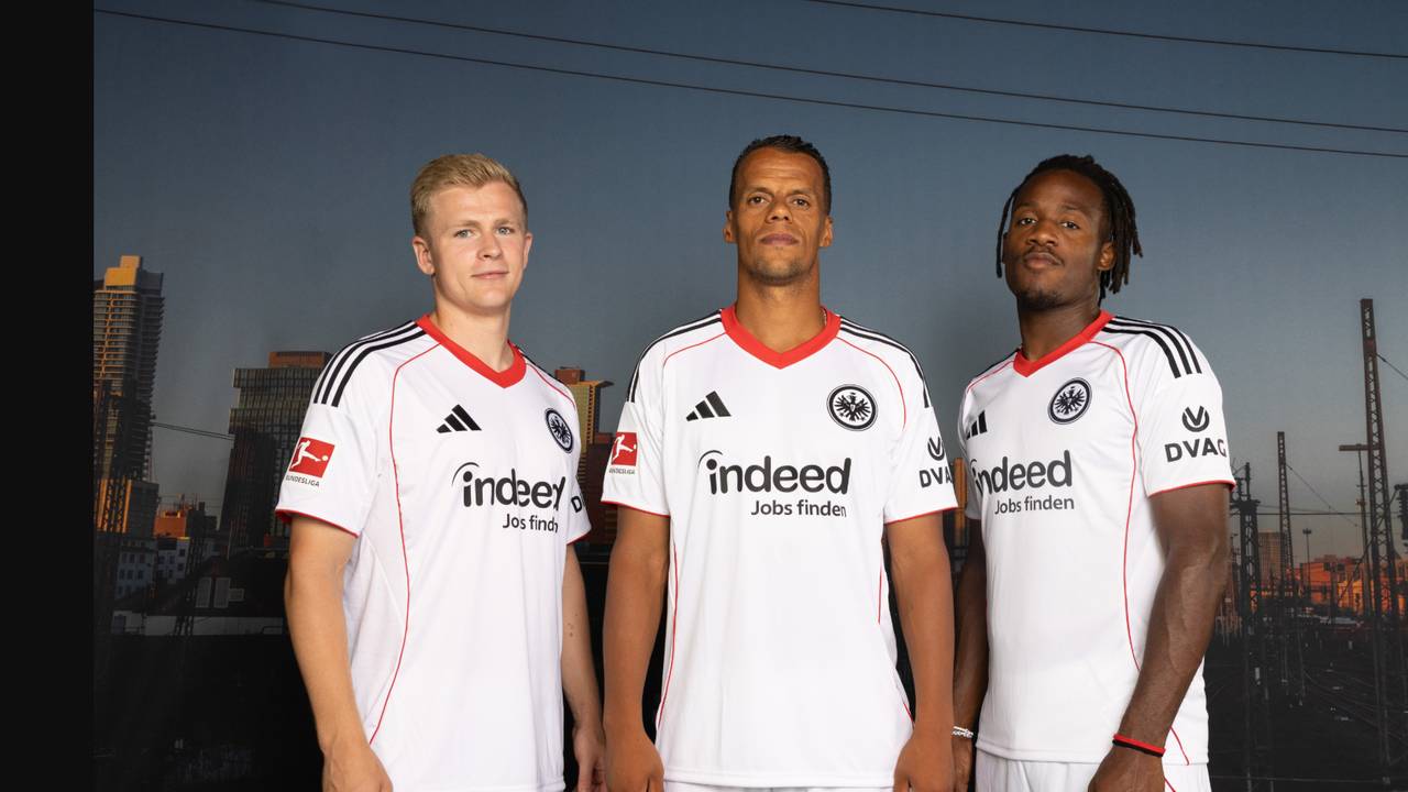 Schneeweiß im königlichen Stil: Eintracht Frankfurt stellt Trikot vor