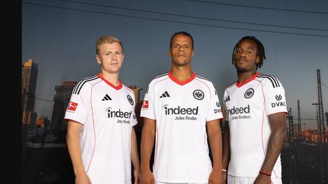 Eintracht Frankfurt hat das neue Auswärtstrikot für die Saison 2025/26 präsentiert. In der kommenden Spielzeit wird der Klub auswärts in Weiß auflaufen, ähnlich wie das Trikot von Real Madrid.