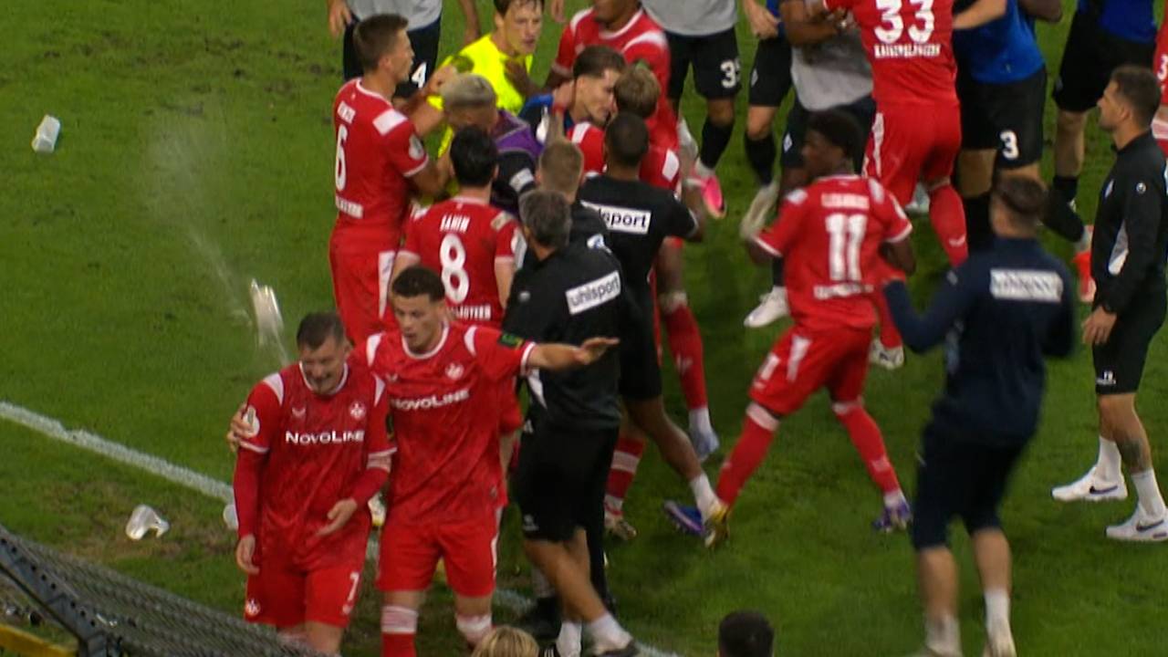 Becherwurf auf Ritter! Mannheim vs. Kaiserslautern gerät völlig außer Kontrolle