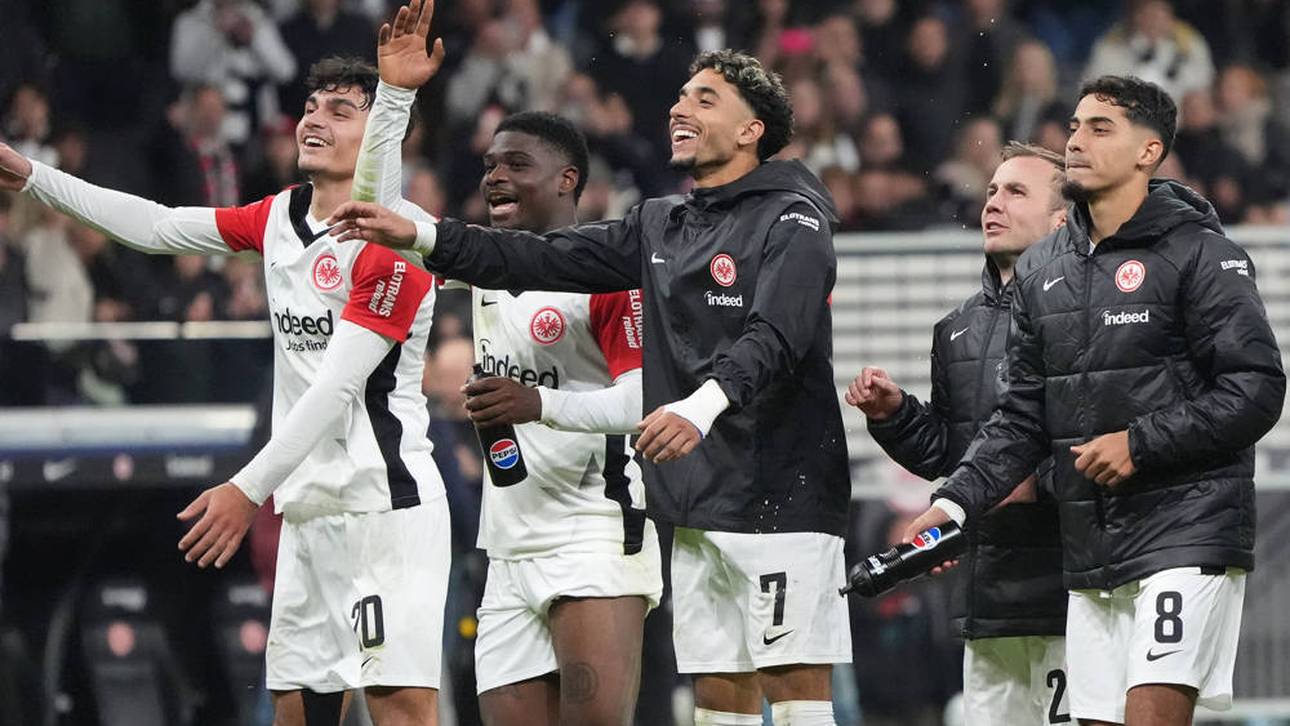 Wird ein Wechsel von Omar Marmoush (Mi.) zum FC Bayern möglich?