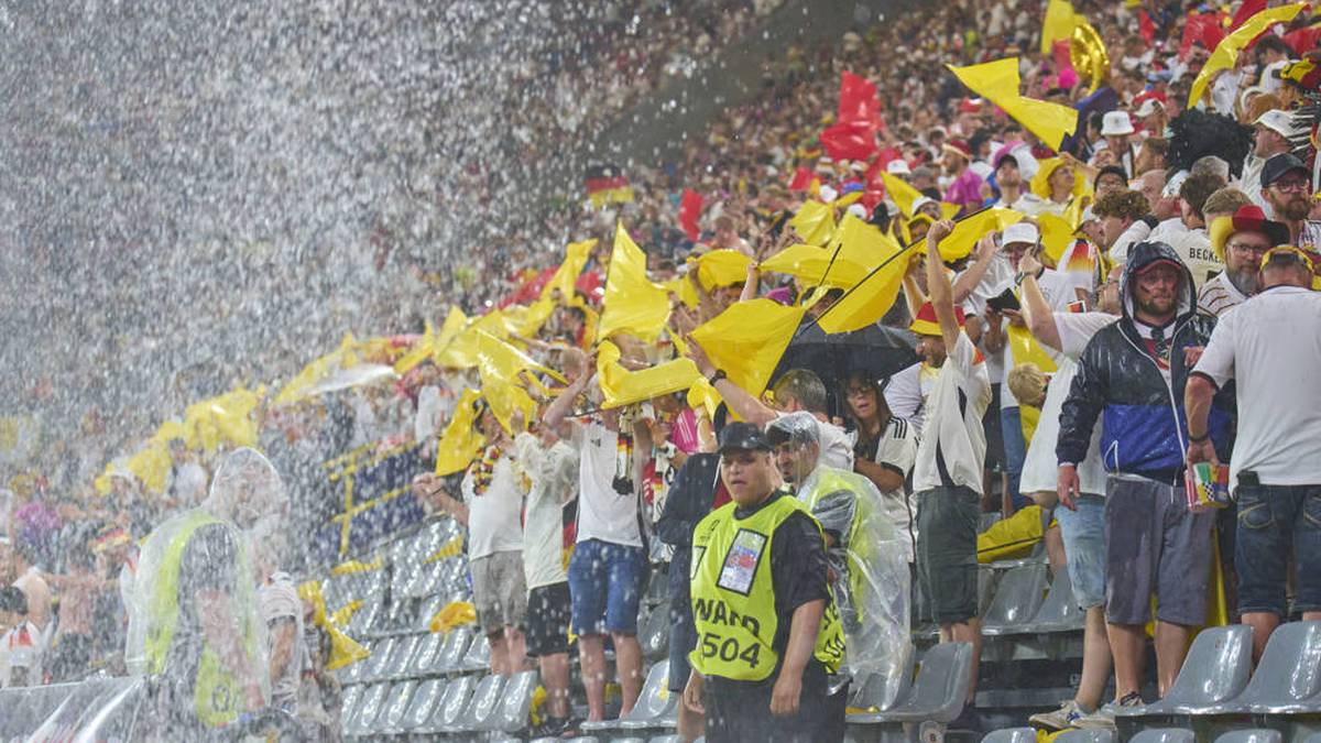 Auch die Deutschen Fans haben ihren Spaß im Regen. 