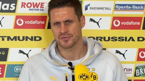 In einer Medienrunde beim BVB-Trainingslager in Marbella spricht BVB-Sportdirektor Sebastian Kehl über die Vertragsverhandlungen mit Nico Schlotterbeck.