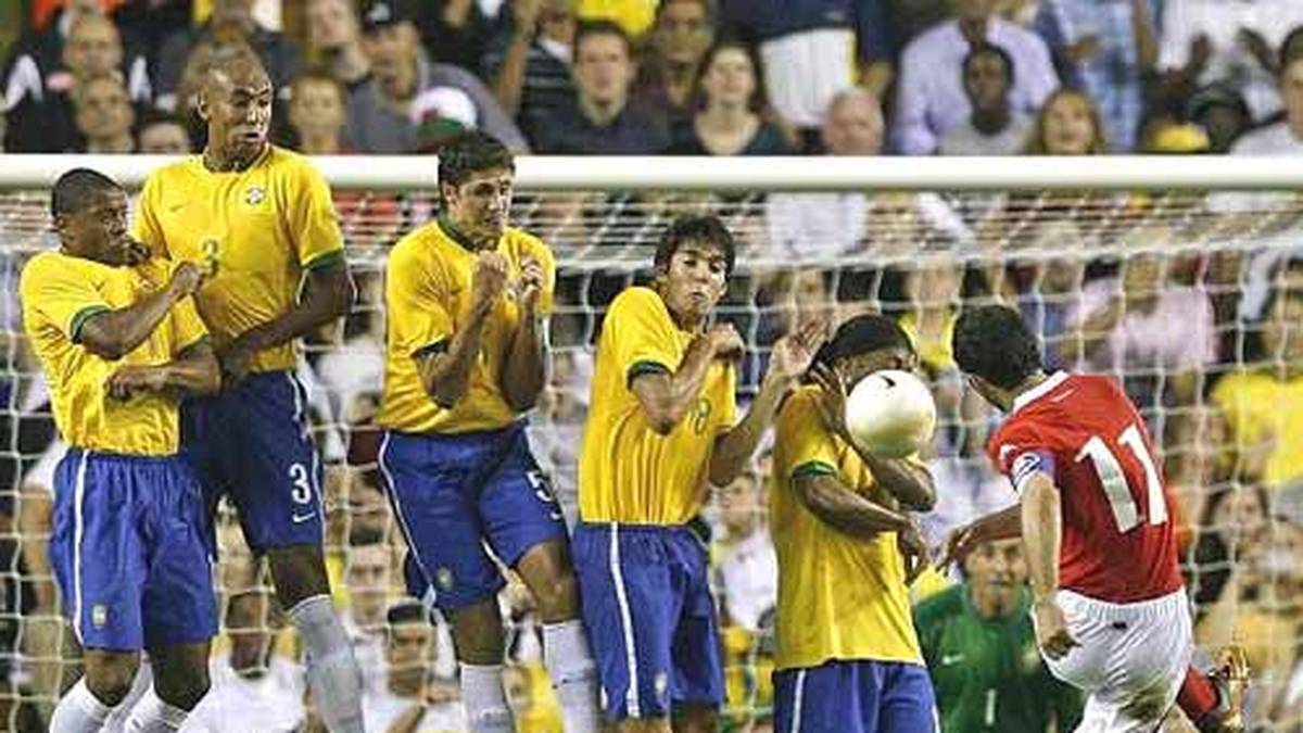 So bleiben Freundschaftsspiele, wie hier gegen Brasilien, Highlights in seiner Nationalmannschafts-Karriere