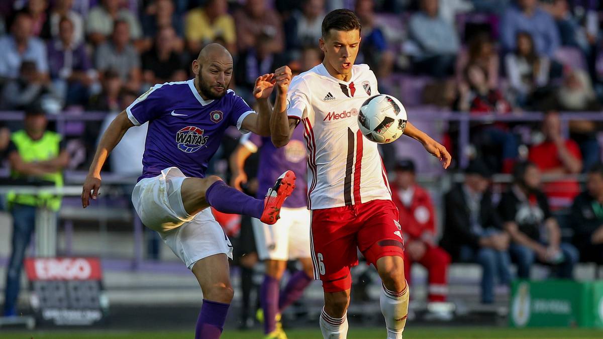 In der zweiten Hälfte passiert in beiden Strafräumen relativ wenig, dafür sehen die Zuschauer einige packende Zweikämpfe.