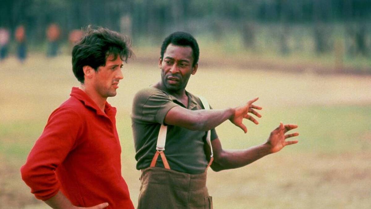 Nach der Karriere: Ausflug nach Hollywood! 1981 spielte Pelé neben Sylvester Stallone in dem Film "Flucht oder Sieg" mit. Er mimte die Rolle eines alliierten Spielers. Die Choreographie für die Fußballszenen übernahm er gleich selbst.