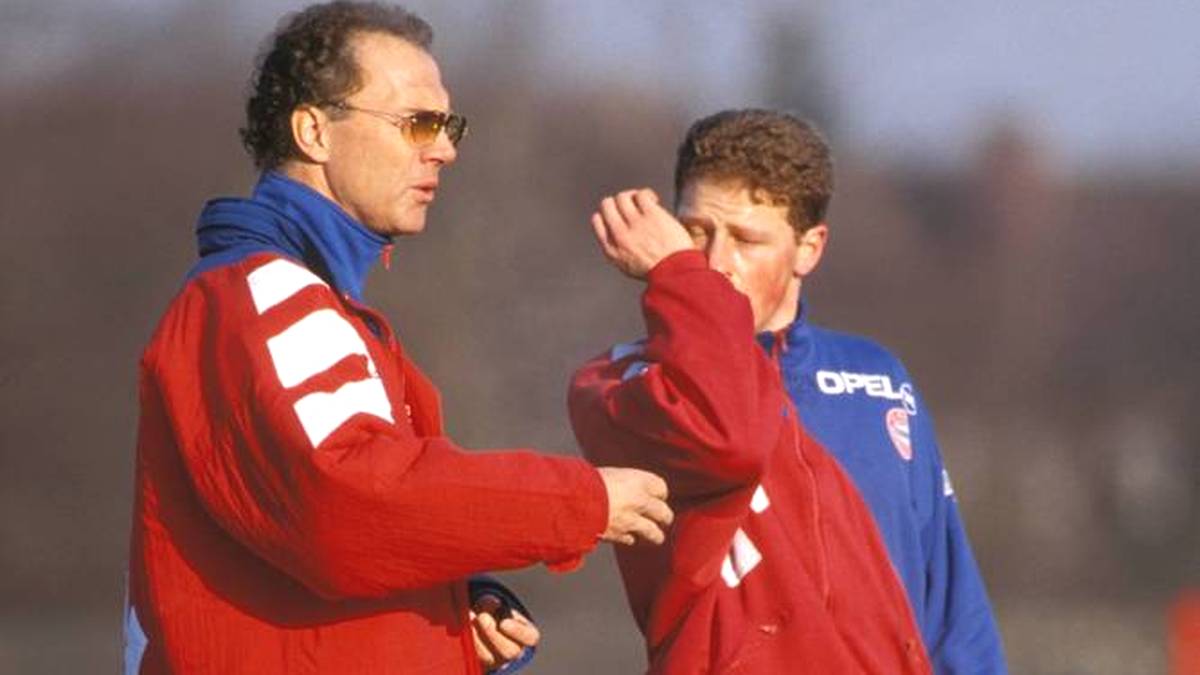 Der damalige Trainer Franz Beckenbauer (li.) im Gespräch mit Max Eberl in der Saison 1993/94