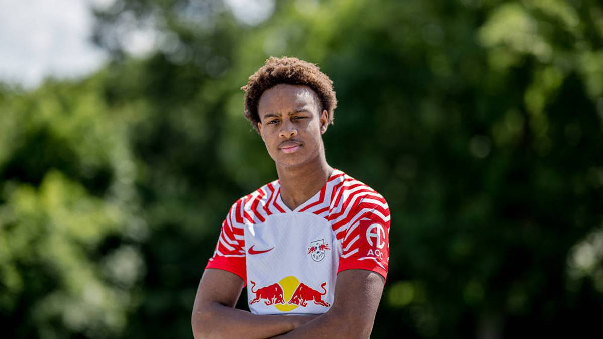 Nach seiner ersten Profisaison bei Schalke 04 in der 2. Bundesliga wechselte er zur Saison 2024/25 in die Bundesliga zu RB Leipzig. 