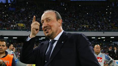 Rafael Benitez gestikuliert als Trainer des SSC Neapel