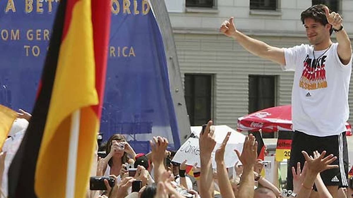 Aber die Enttäuschung wird diesmal von der Freude über das "Sommermärchen" hinweggespült. Spätestens jetzt ist Ballack als "Capitano" in der ganzen Nation respektiert