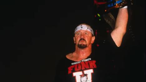 Über viele Jahrzehnte hinweg begeisterte er Fans im Ring - und auch mit Auftritten in Hollywood-Kultfilmen. WWE würdigt den verstorbenen Terry Funk mit einem emotionalen Video.