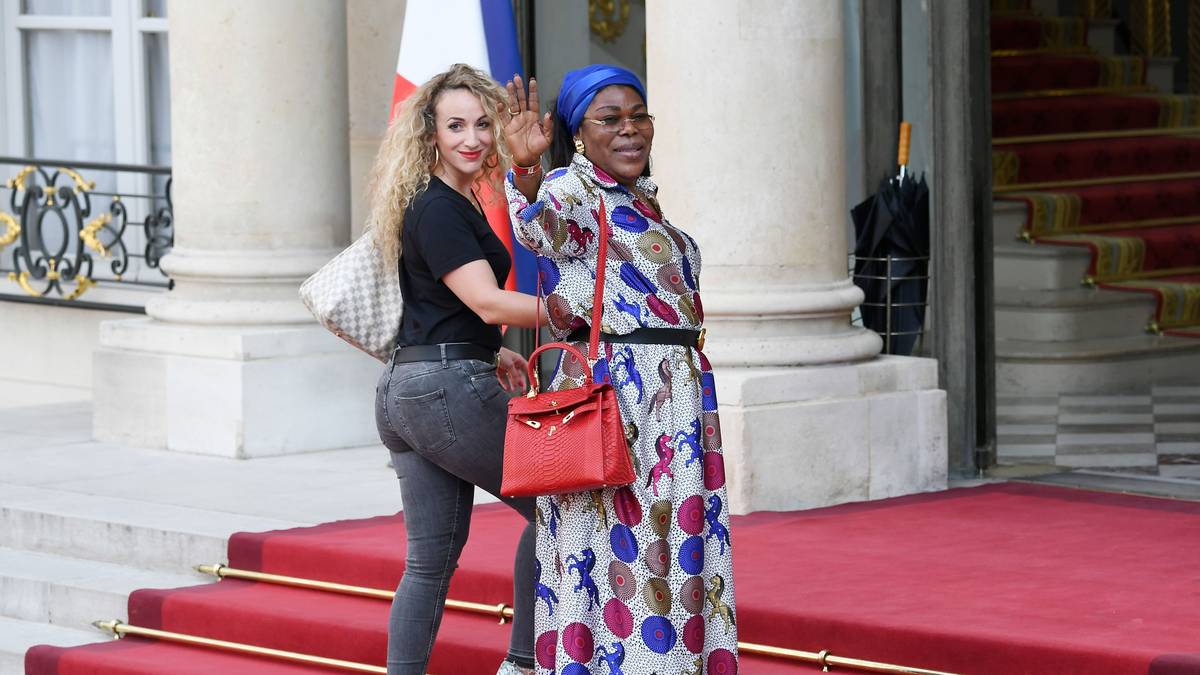 Pogbas Mutter Yeo wartet derweil schon auf den Empfang der Mannschaft bei Präsident Emmanuel Macron im Elysee-Palast