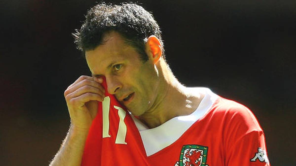 Unter Tränen beendet Giggs 2007 seine Karriere in der walisischen Auswahl