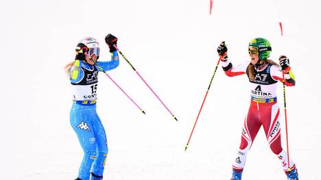 Katharina Liensberger (r.) aus Österreich und die Italienerin Marta Bassino gewannen bei der Ski-WM im Parallel-Event am Ende überraschend beide Gold