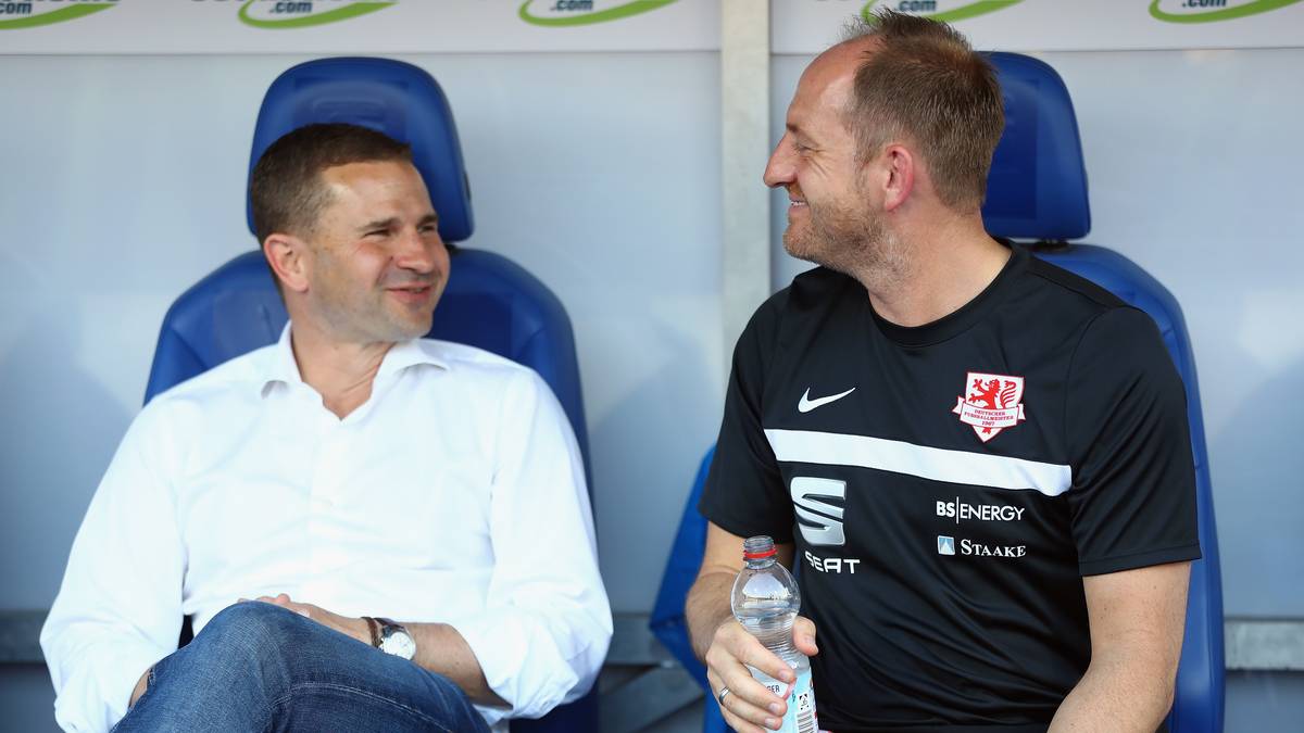 ... ganz anders sein Kollege Torsten Lieberknecht. Er hat sogar noch genug Muße, mit Sportdirektor Marc Arnold zu scherzen