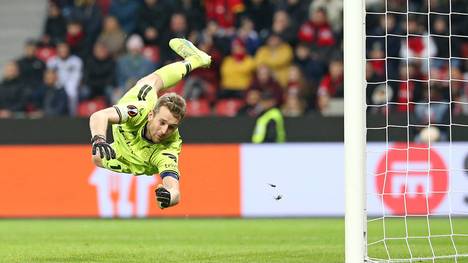 16.02.2023, Fussball UEFA Europa League 2022 2023, K.-o.-Runden-Play-off, Bayer 04 Leverkusen - AS Monaco, in der BayArena Leverkusen. Torwart Lukas Hradecky (Bayer Leverkusen) ***DFL and DFB regulations prohibit any use of photographs as image sequences and or quasi-video.*** *** 16 02 2023, Football UEFA Europa League 2022 2023, K o Runden Play off, Bayer 04 Leverkusen AS Monaco, at BayArena Leverkusen Goalkeeper Lukas Hradecky Bayer Leverkusen DFL and DFB regulations prohibit any use of photographs as image sequences and or quasi video