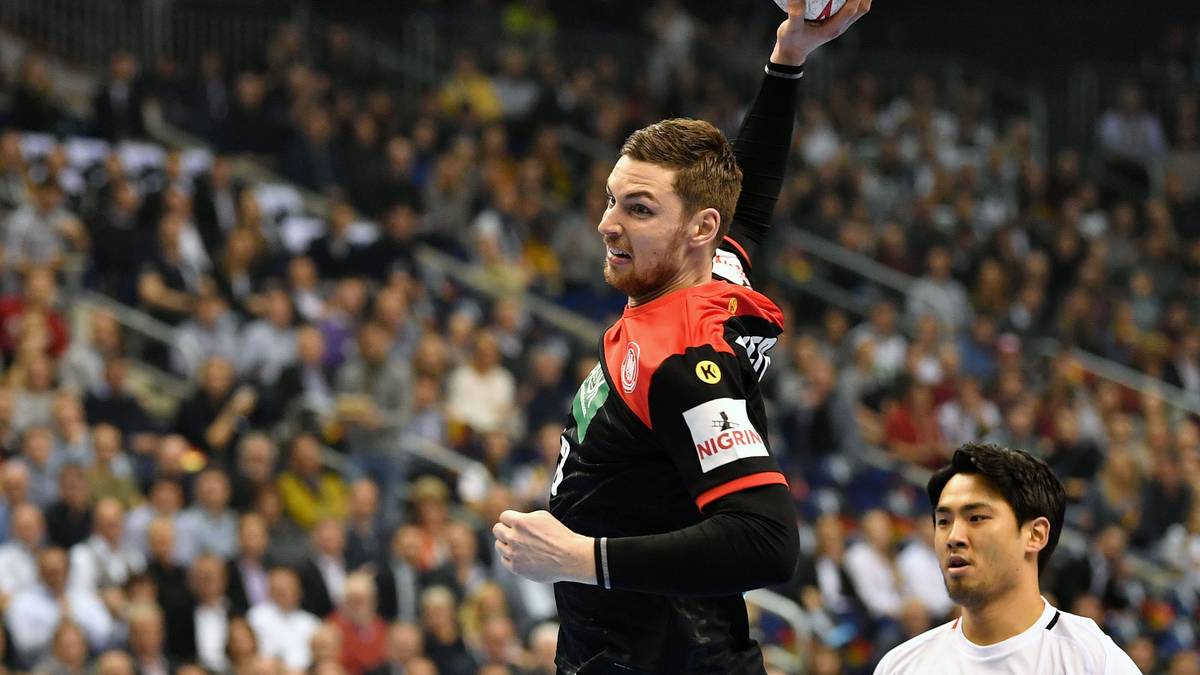 In seiner Jugend war Pekeler ein echtes Party-Biest, was ihm fast zum Verhängnis wurde, als er beim THW Kiel mit 18 Jahren vor dem Aus stand. Dabei galt er schon früh als großes Talent und wurde mit 15 entdeckt. Aber es mangelte an der professionellen Einstellung. Heute lebt er mit seiner Familie wieder in Kiel und seine Tochter spielt im gleichen Team wie die von Patrick Wiencek