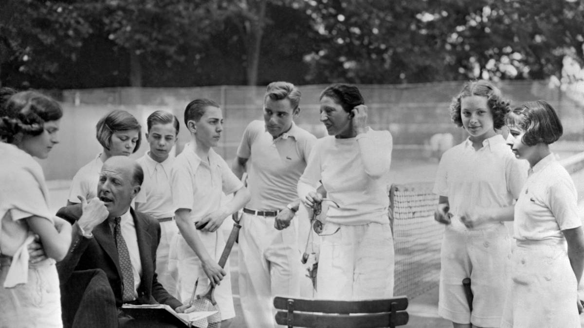 TENNIS-LENGLEN Suzanne Lenglen (3.v.r.) im Gespräch mit Schülerinnen und Schülern ihrer Tennisschule (1936)