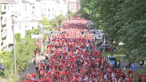 Mehrere tausend Anhänger von Albanien strömen bei einem Fanmarsch durch Köln in Richtung Stadion. Die Supporter scheinen bereit für das letzte Gruppenspiel der EM 2024.