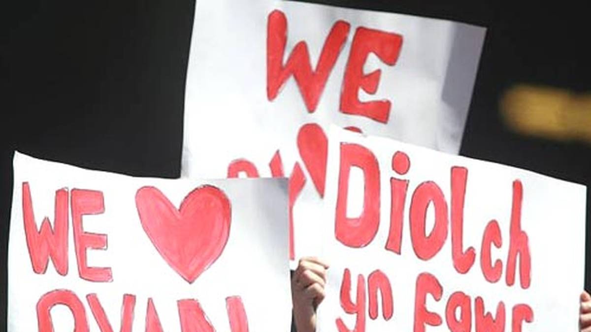 In 64 Länderspielen hat Giggs aber vor allem eines geschafft: Er hat sich in die Herzen all seiner Landsleute gespielt