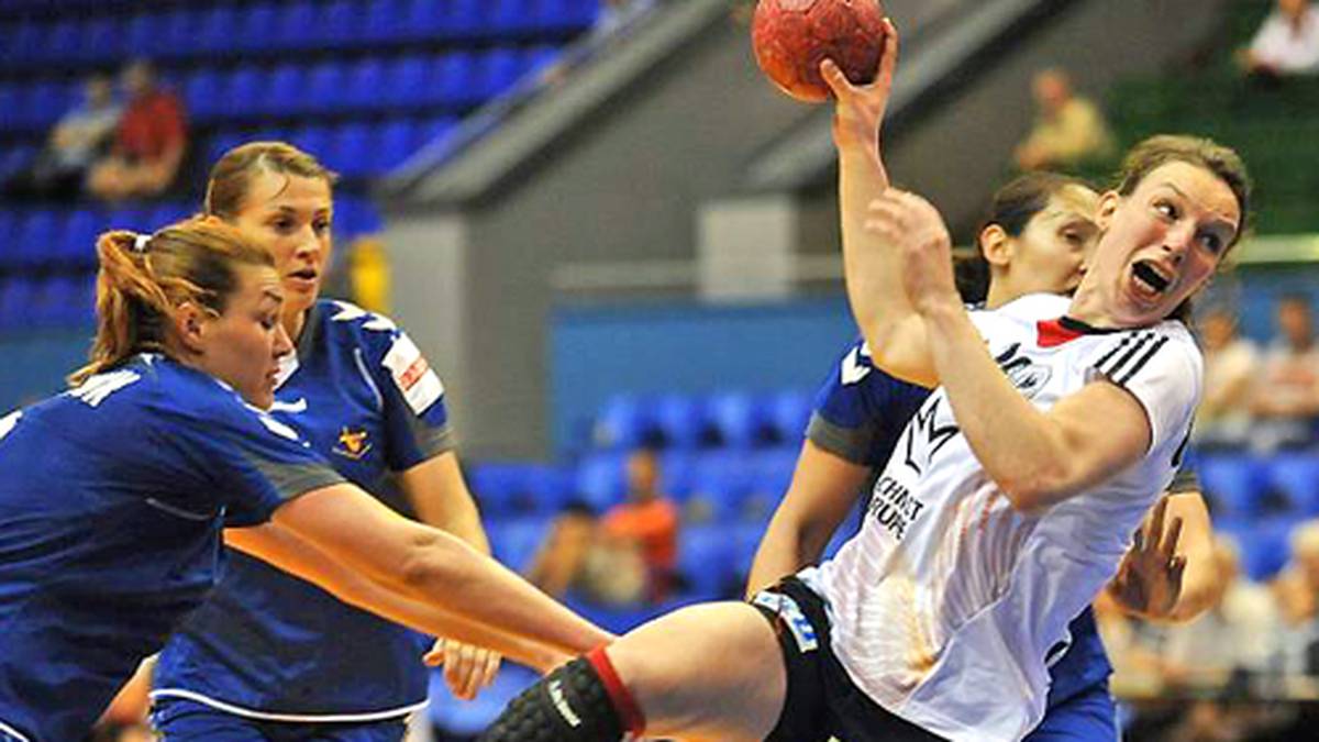 LINKSAUßEN: Angie Geschke (29): Die Allrounderin kann auf allen Rückraumpositionen eingesetzt werden und hat ihren Lebensmittelpunkt in Oldenburg, wo sie schon bis 2012 erfolgreich spielte. Nach nur etwas mehr als einem Jahr in Norwegen und Leverkusen kehrt sie 2013 wieder zurück und frönt dort neben dem Handball ihrem größten Hobby: Schlafen