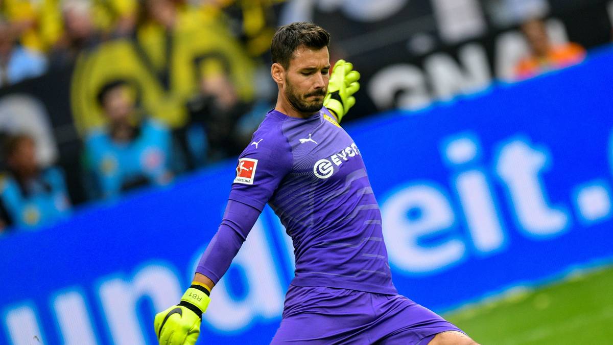 ABSTOSS/FREISTOSS: Bisher musste der Ball immer erst den Strafraum verlassen, ehe er von einem Mitspieler berührt wird. Jetzt dürfen Mitspieler ihn auch im Strafraum annehmen. Gegenspieler der ausführenden Mannschaft dürfen dies allerdings nicht