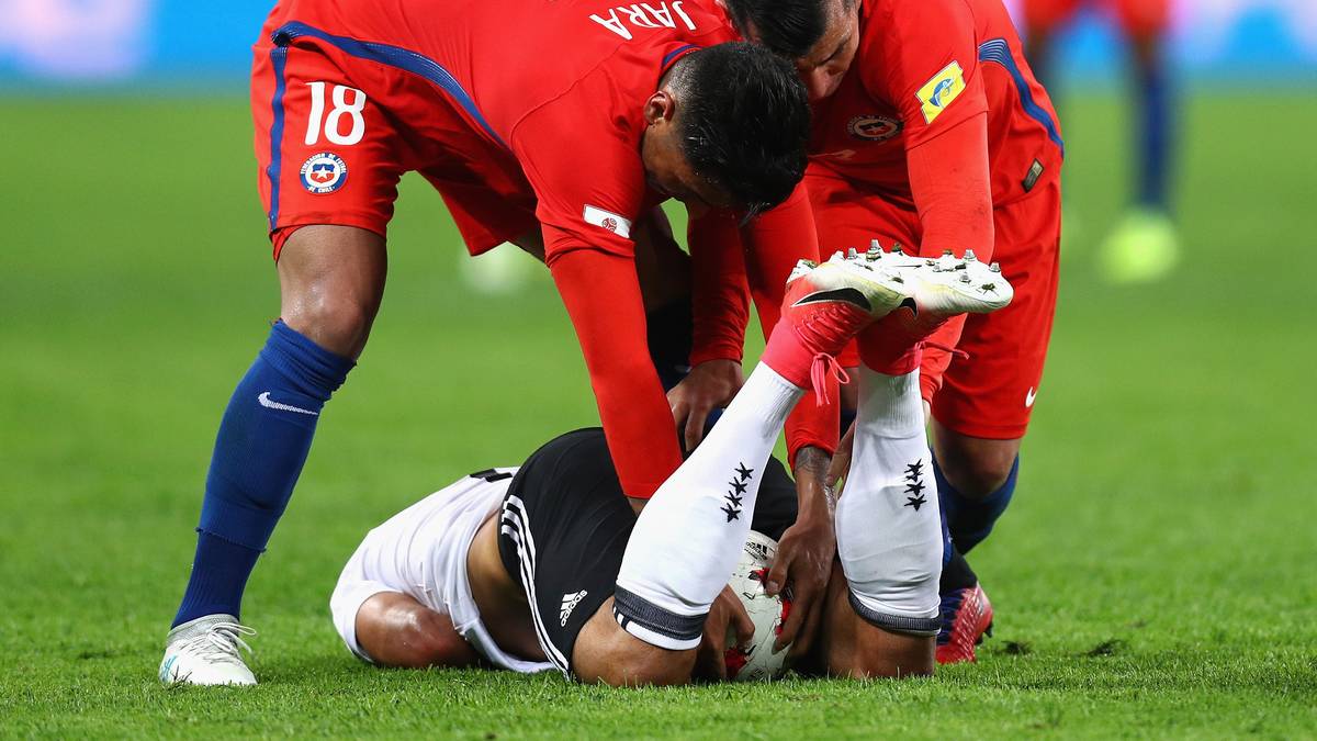 Den Chilenen kann es jetzt nicht mehr schnell genug gehen. Als Can nach einem Zweikampf auf dem Ball liegen bleibt, wird "liebevoll" nachgeholfen