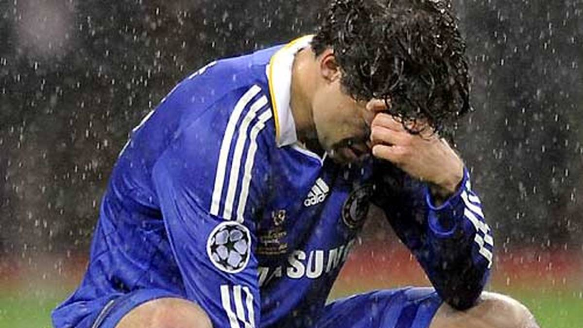 Zwei Jahre später ist er auch ganz nah dran: Im ersten rein englischen Champions-League-Finale verliert Ballack im Elfmeterschießen gegen Manchester United