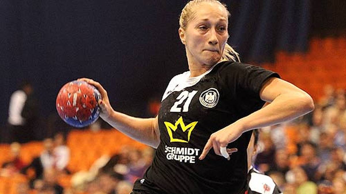 RÜCKRAUM: Nadja Nadgornaja (26): Die Tochter eines Weißrussen und einer Ukrainerin sorgt auf der Königsposition im linken Rückraum für die Tore. Mit 53 Treffern schoss sie 2008 die DHB-Juniorinnen zum Weltmeistertitel und wurde ins All-Star-Team des Turniers gewählt. Seit 2010 geht sie für den Thüringer HC auf Torejagd