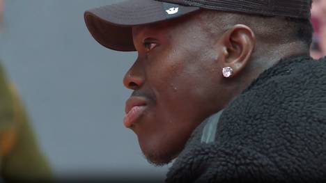 NBA-Star Dennis Schröder wird bei der Umbenennung einer Halle in "Dennis Schröder Halle" emotional - und kämpft sogar mit den Tränen. 