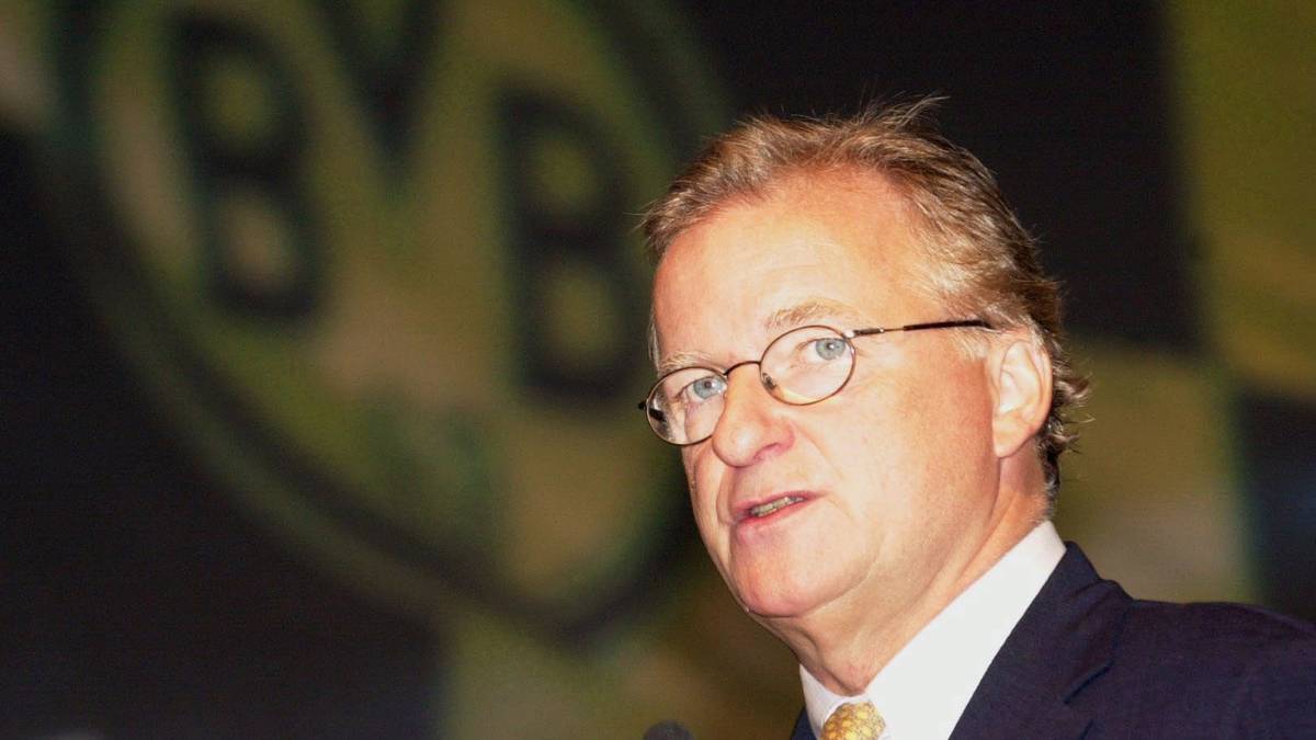 BORUSSIA DORTMUND (2005): Unter dem damaligen Präsidenten Gerd Niebaum (im Bild) und Manager Michael Meier steuert der BVB geradewegs in die Insolvenz. Bayern leiht der Borussia kurzerhand zwei Millionen Euro, sodass zumindest die Gehälter wieder bezahlt werden können. Heute ist die Borussia finanziell gesünder denn je