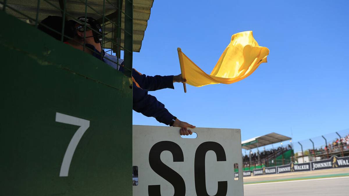 Safety Car Formel 1: Ein Race Marshall schwenkt die gelbe Flagge und signalisiert den Fahrern das Safety Car.