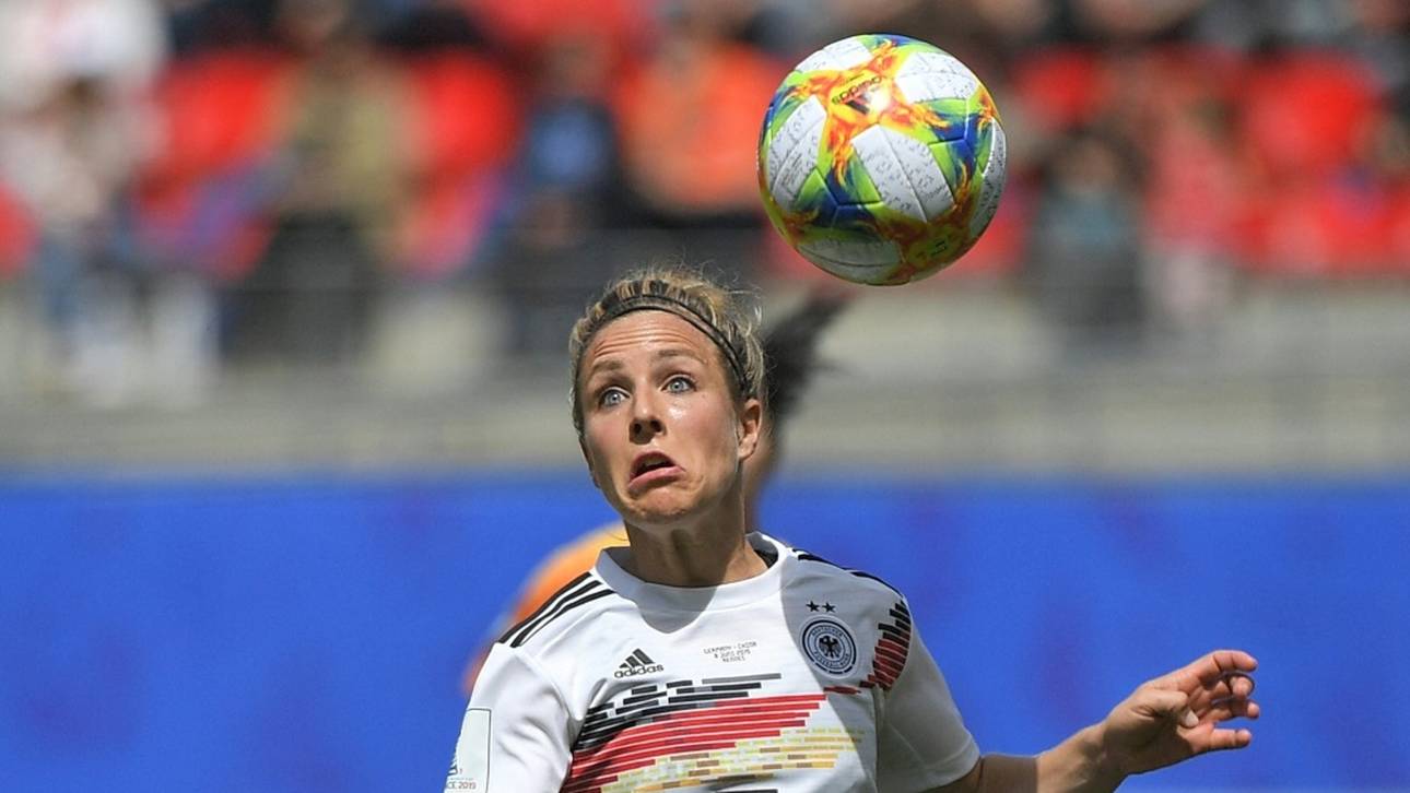 DFB-Frauen unterstützen Männer mit Trikot-Geste