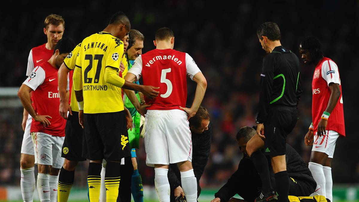 Bender wird mit einer Trage vom Feld gebracht. Die niederschmetternde Diagnose: beidseitiger Kieferbruch. Bender wird noch in der Nacht operiert und fällt für den Rest des Jahres aus