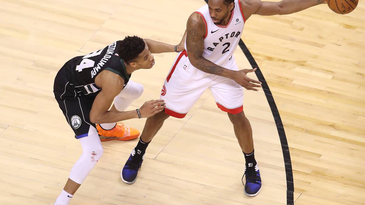 SMALL FORWARD - KAWHI LEONARD (Raptors, 27): Gäbe es einen MVP-Award für die Playoffs, der beste Two-Way-Player der NBA hätte ihn schon sicher. Was der Roboter mit dem fast schon menschlichen Lachen abliefert, ist schlicht außerirdisch. Scoring, Rebounds, beinharte Defense, die entscheidenden Würfe, Assists – Kawhi macht alles, was die Raptors in dem Moment gerade brauchen, außerdem impft er den nervenschwachen Raptors die Spurs-DNA ein