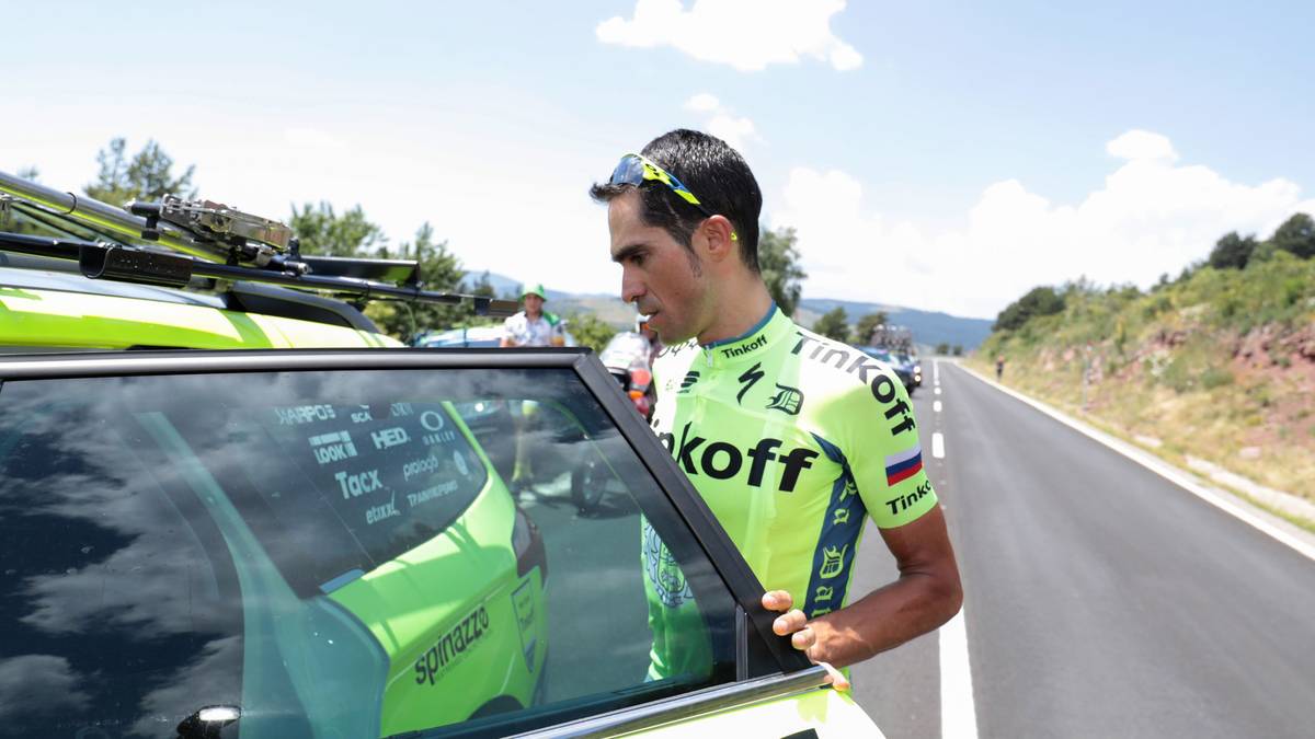 Contador winkte mit enttäuschter Miene noch einmal kurz in eine Fernsehkamera, bevor er in einem Begleitfahrzeug seiner Tinkoff-Mannschaft davonfuhr. Für Contador, der seinen insgesamt dritten Tour-Triumph angestrebt hatte, ist der Ausstieg ein weiterer bitterer Rückschlag